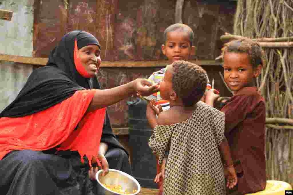Pengungsi Habiba Omar Dahir, 28, memberi makan anak-anaknya di kamp pengungsi Dadaab di Kenya (19/9). (VOA/Jill Craig)
