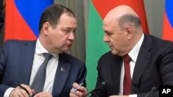 میخائیل میشوستین، نخست وزیر روسیه (راست) و همتای بلاروسی او رومان‌ گلاوچنکو
