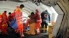 Petugas medis membantu para imigran setelah kapal kargo Blue Sky M merapat di pelabuhan Gallipoli, Italy (31/12).