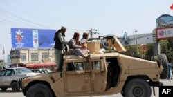 Wapiganaji wa Taliban wakilinda mbele ya Uwanja wa Ndege wa Kimataifa wa Hamid Karzai mjini Kabul, Afghanistan, Jumatatu, Agosti 16, 2021.(AP Photo/Rahmat Gul)