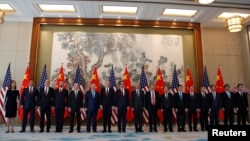 美国贸易代表团成员和中国官员在北京钓鱼台国宾馆合影(2019年5月1日)