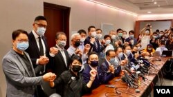 19名香港民主派立法会议员11月11日宣布集体总辞，对中国全国人大常委会通过，有关褫夺4名民主派议员的决定，表达强烈抗议 (美国之音/汤惠芸)