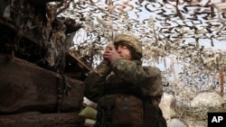 一名乌克兰军人在乌克兰东部顿涅兹克地区与亲俄罗斯反政府武装的对峙前线（2021年12月3日）