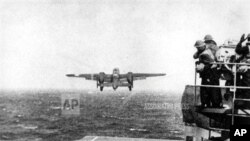 杜立特中校的B-25轰炸机从大黄蜂航母甲板上起飞。（历史资料照）
