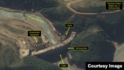 북한 탄천수력발전소 5호 신흥댐의 지난달 위성사진. 사진: DigitalGlobe / 38North.
