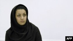Foto yang diambil pada 8 Juli 2007 ini menunjukkan Reyhaneh Jabbari diborgol di kantor polisi di Teheran ketika ditangkap setelah membunuh seorang pejabat intelijen.