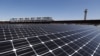 新泽西州纽瓦克自由国际机场的摆渡列车驶过新近安装的楼顶太阳能电池板。（2014年4月24日）