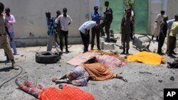 Des secouristes ramassent les corps de victimes de l’explosion d’une bombe dans un restaurant à Mogadiscio, Samalie, 5 avril 2017.