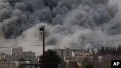 美国为首的联军在叙利亚科巴尼空袭后的浓烟