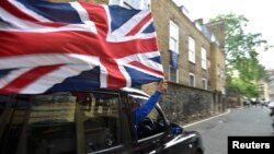 24일 영국 런던 중심가에서 택시 기사가 EU 탈퇴 결정을 환영하며 영국 국기를 휘날리고 있다. 