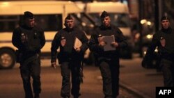 Офицеры французского спецподразделения полиции недалеко от дома террориста. Тулуза, 21 марта 2012