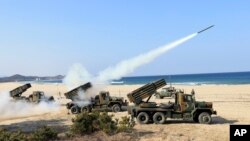 Tentara Angkatan Darat Korea Selatan meluncurkan beberapa roket saat latihan militer menghadapi kemungkinan serangan dari Korea Utara di Goseong, Korea Selatan, Senin (3/3).