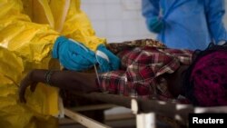 Seorang dokter mengambil contoh darah pasien yang diduga menderita ebola di sebuah rumah sakit di Sierra Leone. Ebola telah membunuh 632 orang di Guinea, Liberia dan Sierra Leone, dan pada 25/7/2014 seorang meninggal di Nigeria diduga akibat ebola. 
