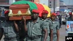Des soldats portent les cercueils des quatre soldats tués lors des violences, à Bamenda, Cameroun, le 17 novembre 2017.