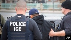 美国洛杉矶一座移民监狱执行公务的移民和海关执法局官员 - 资料照片