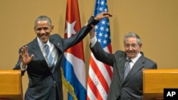 Barack Obama et le président cubain Raul Castro, la Havane, Cuba, le 21 mars 2016, à l'occasion de la 1ère visite d'un président américain depuis 88 ans. (AP Photo/Ramon Espinosa, File)