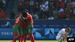  የሞሮኮ ተጨዋቾች የወንዶች የሩብ ፍፃሜ የእግር ኳስ ግጥሚያቸውን ካሸነፉ በኋላ ደስታቸውን ሲገልጹ፣ ሐምሌ 26 ቀን 2016 ዓ.ም. (Photo by Paul ELLIS / AFP)
