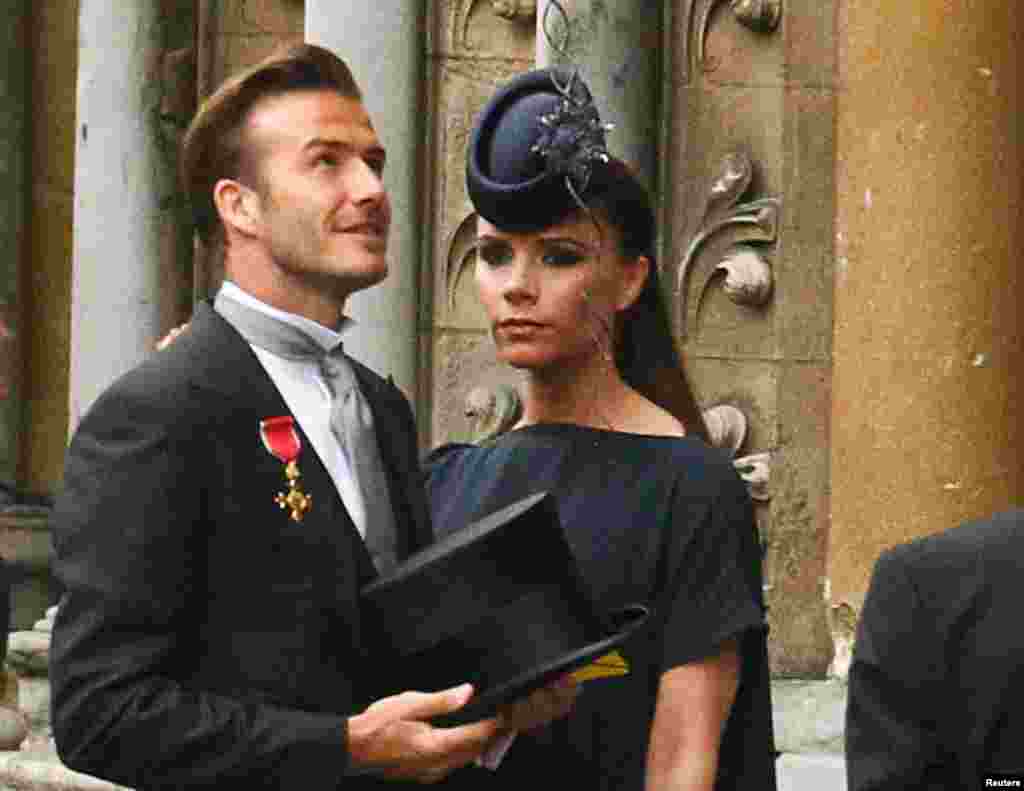 Pasangan Beckham tiba di gereja Westminster Abbey sebelum pernikahan antara Pangeran William dan Kate Middleton di London, 29 April 2011. (Reuters/Kai Plaffenbach)