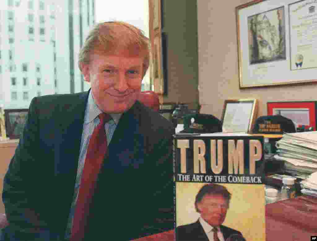 Donald Trump berpose di kantornya di Manhattan dengan bukunya, &quot;Trump: The Art of the Comeback,&quot; tentang pengalamannya dari hampir bangkrut menjadi memiliki kekayaan pribadi US$1,4 miliar. (AP Photo/Emile Wamsteker)