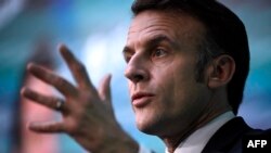 Президент Франции Эммануэль Макрон выступает с речью на заключительном заседании Франко-португальского бизнес-форума в Порту во второй день государственного визита в Португалию, 28 февраля 2025 года.