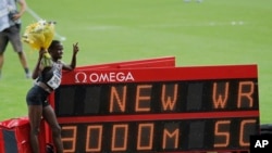 Ruth Jebet de Bahreïn pose à côté du plateau montrant le nouveau record mondial qu’elle a établi un nouveau au 3000 m steeple dames lors du meeting d'athlétisme Diamond League de l’ IAAF au Stade de France à Saint-Denis, à Paris, 27 août 2016. 