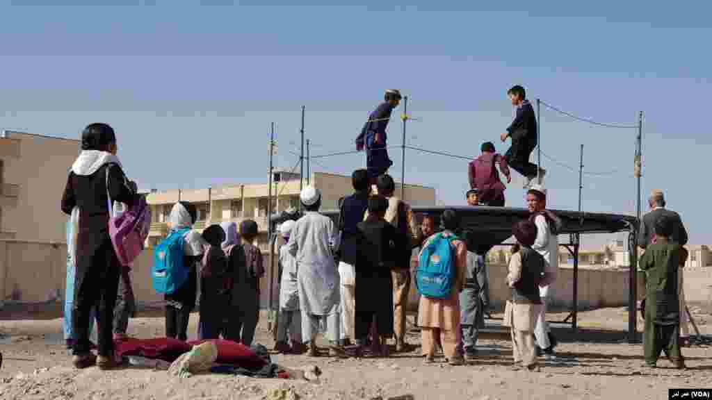 کودکان و نوجوانان در حال تفریح