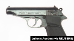 Pistol Walther PP semi-otomatis yang digunakan oleh mendiang aktor Sean Connery dalam film "Dr. No" tahun 1962 terlihat dalam foto tak bertanggal sebelum lelang di Beverly Hills, California, AS. (Foto: Balai Lelang Julien via Reuters)