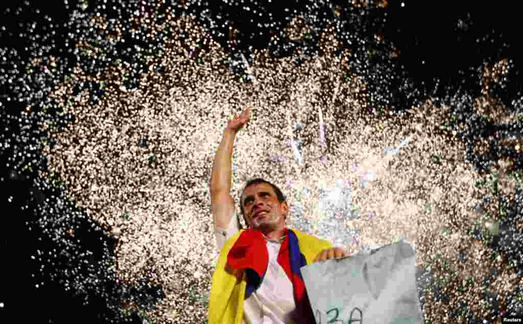 Tokoh oposisi dan capres Venezuela, Henrique Capriles melambai kepada para pendukungnya saat kampanye di negara bagian Barinas.