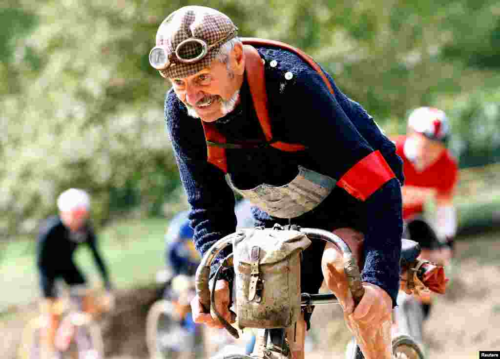 លោក Luciano Berruti ជិះ​កង់​បុរាណ​មួយ​នៅ​លើ​ផ្លូវ​ក្រួស​ អំឡុងពេល​ការ​ប្រកួត​ប្រណាំង​កង់​បុរាណ &laquo;Eroica&raquo; នៅ​ក្រុង Chianti ប្រទេស​អ៊ីតាលី​ កាល​ពី​ថ្ងៃ​ទី​០២ ខែ​តុលា ឆ្នាំ​២០១៦។&nbsp;