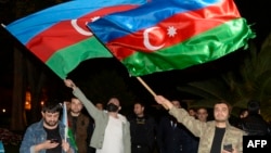 ពលរដ្ឋ​អាស៊ែបៃហ្សង់​អបអរសាទរ​នៅ​តាមដង​ផ្លូវ​នៃ​ទីក្រុង Baku នៅ​ថ្ងៃទី១០ ខែវិច្ឆិកា ឆ្នាំ២០២០ ក្រោយពី​អាមេនី​និង​អាស៊ែបៃហ្សង់​ បាន​យល់ព្រម​លើ​កិច្ចព្រមព្រៀង​មួយ​ជាមួយ​រុស្ស៊ី​ដើម្បី​បញ្ចប់​ការប៉ះទង្គិចគ្នា​ដ៏ខ្លាំងក្លា​អស់​ជាច្រើន​សប្តាហ៍​ក្នុង​តំបន់​ជម្លោះ​ទឹកដី Nagorno-Karabakh។