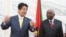 日本首相安倍晋三在莫桑比克首都马普托会晤莫桑比克总统格布扎。（2014年1月12日）