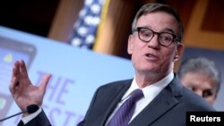 参议院情报委员会主席、民主党联邦参议员沃纳在国会山召开记者会，宣布提出《限制法案》。(2023年3月7日)