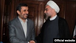 하산 로하니(오른쪽) 이란 대통령과 악수하고 있는 마무드 아마디네자드 전 대통령. (자료사진)