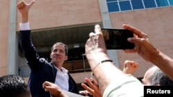 4일 귀국한 후안 과이도 베네수엘라 국회의장이 카라카스 국제공항에서 차에 오르고 있다.