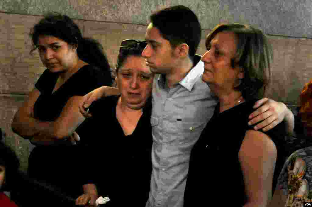 The family of Wagih Hana who was on the flight of Egyptair coming from Paris during a funeral mass at Potrosia Church in Cairo, May 22, 2016. (Hamada Elrasam/VOA)