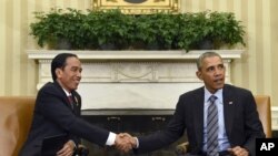 미국을 방문한 조코 위도도 인도네시아 대통령(왼쪽)이 26일 백악관에서 바락 오바마 미국 대통령과 만나 악수하고 있다.