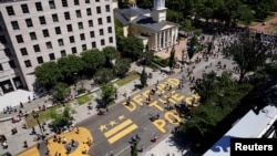 Sllogani "Defund the Police" shfaqet në rrugën ku është vizatuar emri i lëvizjes "Black Lives Matter" në Uashington