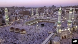 دیمەنی نوێژی مسوڵمانان لە کەعبەی پیرۆز لە کاتی مەراسیمی حەج لە 18ی دووی 2002.