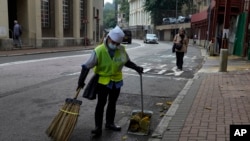 香港环卫工人正清扫街道 