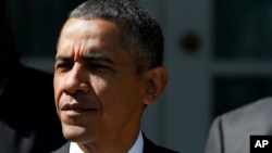 2013年10月1日，美国总统奥巴马在白宫的玫瑰园发表讲话的照片。
