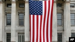 美国国旗高高悬挂在纽约布鲁克林市政厅楼前，2014年7月3日摄