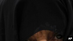 یک خانم با ماسک در مرکز واکسیناسیون ایران مال - تهران