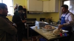 纽约民间机构感恩节派送炸火鸡