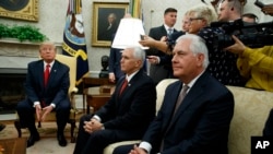 2017年8月28日，美国总统川普在位于美国华盛顿的白宫椭圆办公室会见芬兰总统尼尼斯托(Sauli Niinisto)时，聆听问题。由左至右为美国总统川普，副总统彭斯，和国务卿蒂勒森。