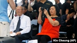 高瑜（右侧手持相机者）2012年6月到香港参加刘霞艺术展