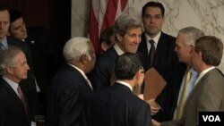 24일 열린 미국 상원 인준 청문회에 참석한 존 케리 국무장관 지명자가 의원들과 인사를 나누고 있다.