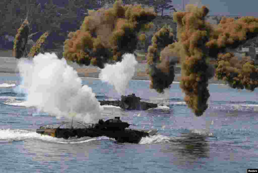 Korps Marinir Korea Selatan ambil bagian dalam latihan militer bersama Korea Selatan-AS di kota Pohang, sekitar 370 km tenggara Seoul.