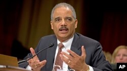6일 미 상원 청문회에 출석한 에릭 홀더 법무장관이 미국 내 무인기 공격 가능성에 대한 입장을 밝히고 있다.