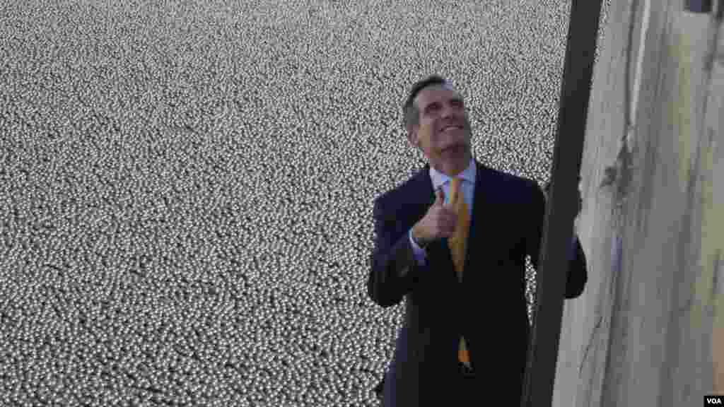 市长竖起大拇指（美国之音国符拍摄）