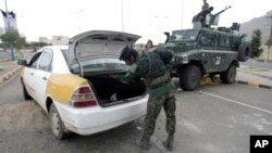 一名警察在萨那美国使馆附近的检查岗检查一辆汽车